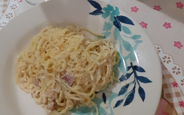 Macarrão à carbonara italiano