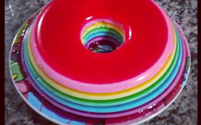 Gelatina colorida em camadas