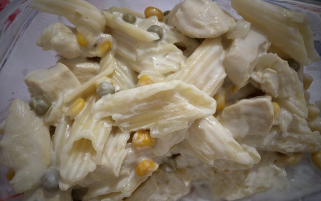 Macarrão com peito de frango ao molho branco