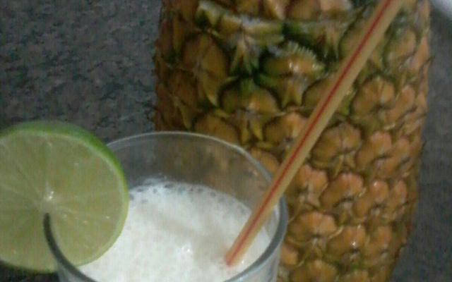 Coquetel de abacaxi com espumante