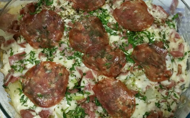 Batatas assadas ao queijo parmesão e linguiça portuguesa