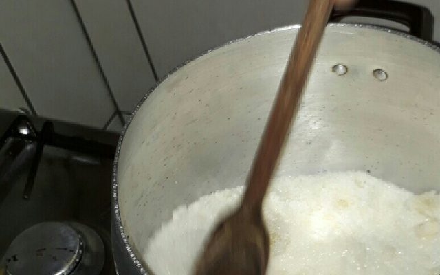 Rocambole cozido no leite condensado