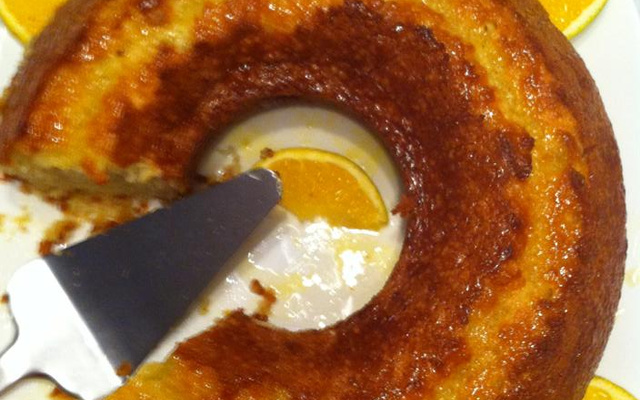 Bolo de laranja com casca e tudo