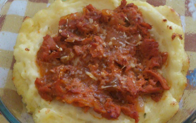 Batata recheada com salmão ao molho de tomate