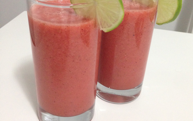 Suco refrescante de frutas vermelhas