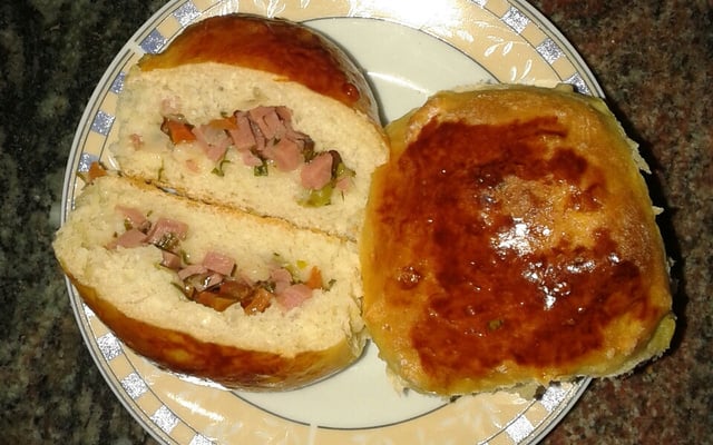 Pão de batata recheado com mortadela