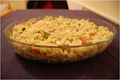 Salada de macarrão colorida