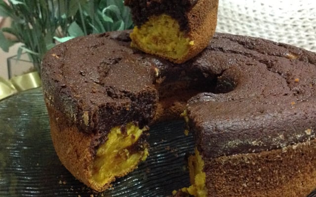 Bolo de cenoura mesclado com chocolate de liquidificador