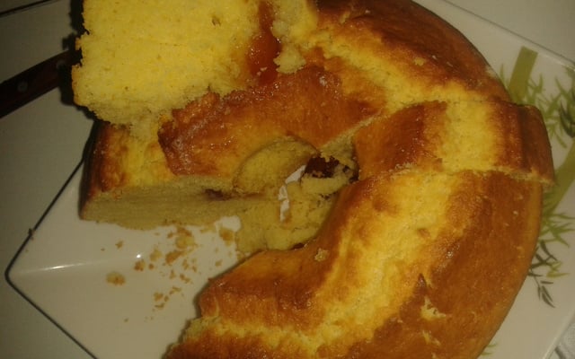 Bolo de fubá (milho) com goiabada