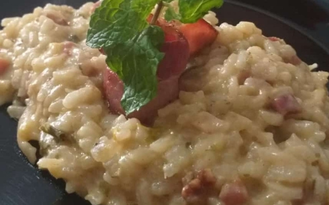 Risoto de bacon, alho poró e limão siciliano