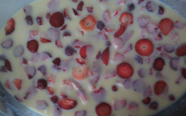 Bombom de morango na travessa