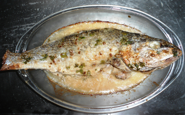 Peixe assado com creme de cebola