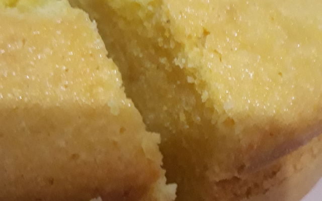 Bolo de fubá com queijo parmesão