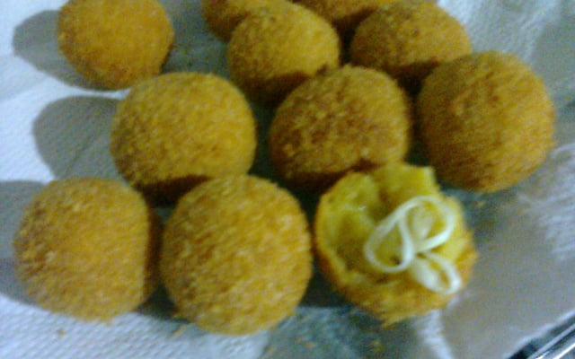 Bolinho de milho recheado com queijo parmesão