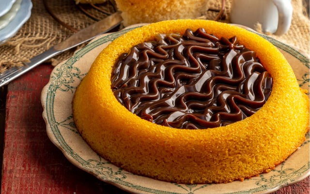 Bolo piscina de cenoura com chocolate