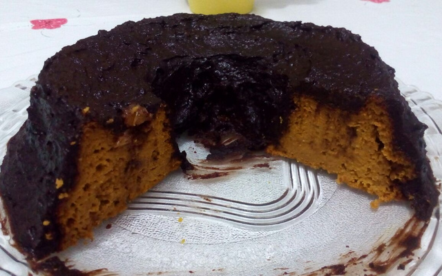Bolo de cenoura com cobertura de chocolate sem trigo, açúcar e manteiga