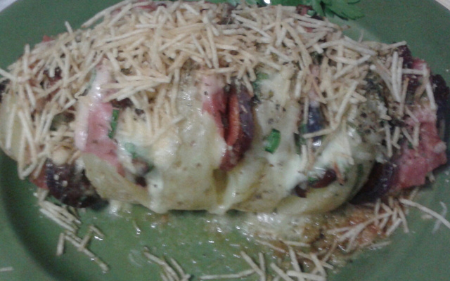 Batata fatiada e recheada