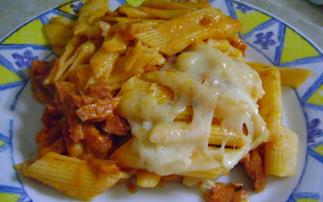 Penne com tirinhas de calabresa defumada ao molho branco e vermelho