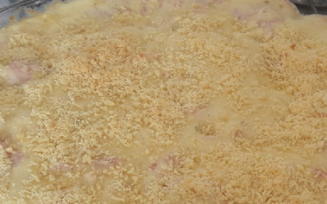 Macarrão de forno ao molho branco de queijo e presunto