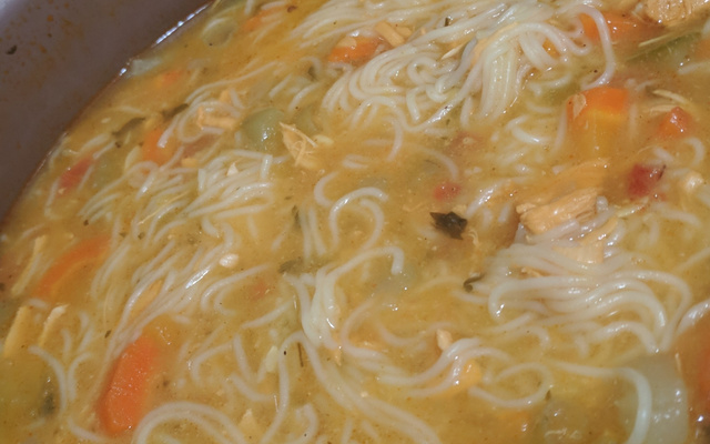 Caldinho de legumes com cabelinho de anjo