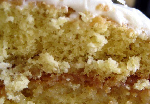 Bolo de coco com doce de leite e amendoim