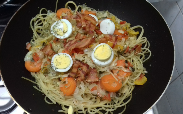 Macarrão com bacon, ovo e legumes