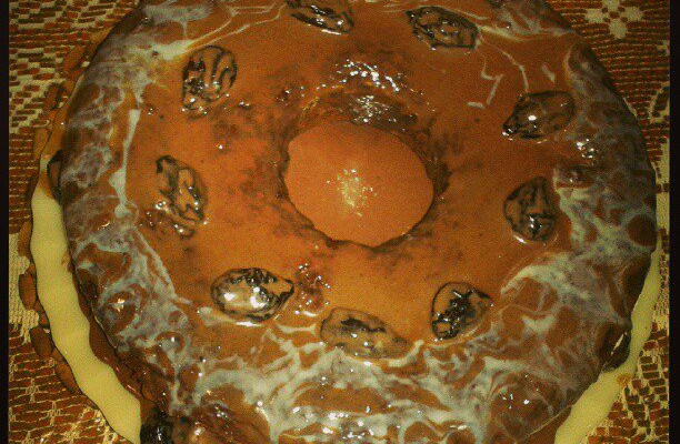 Bolo de chocolate com ameixas