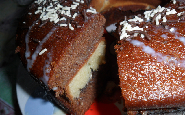 Bolo de chocolate preto e chocolate branco