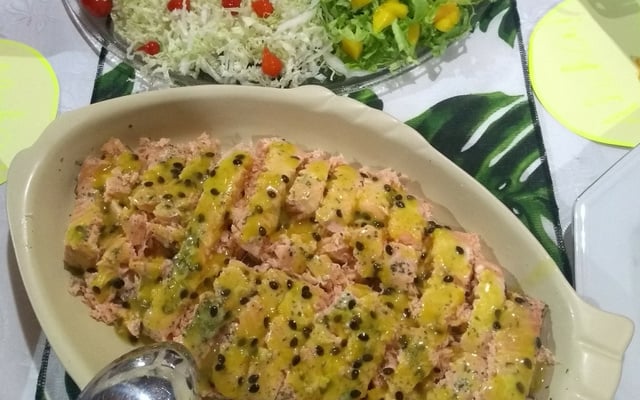 Salmão ao molho de maracujá