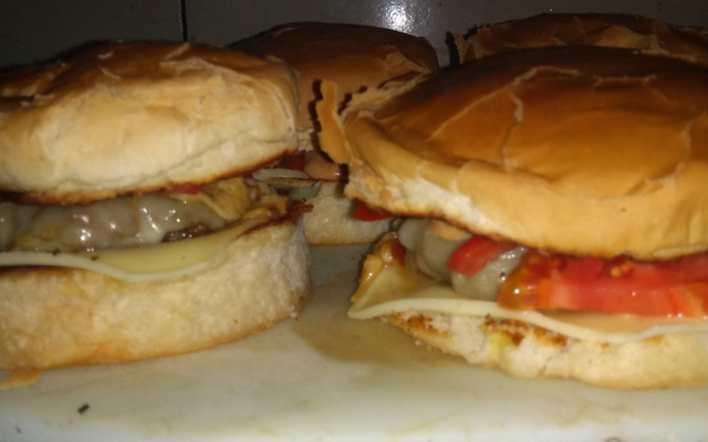 Hambúrguer com cebolas empanadas