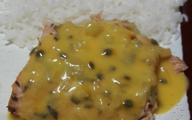 Salmão no forno com calda de maracujá