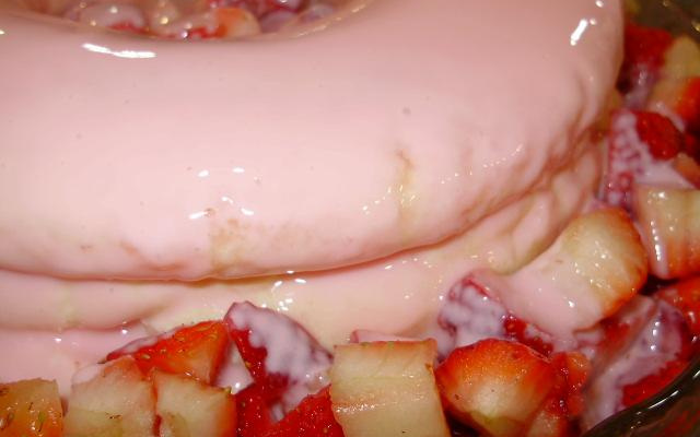 Bolo pudim de iogurte com morangos