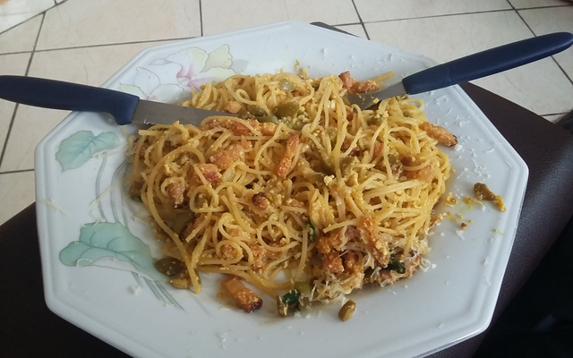 Macarrão de bacon e ovos com curry