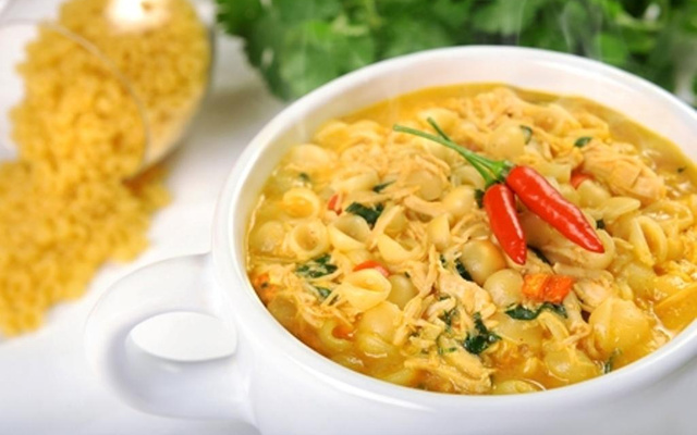 Sopa de Frango com Leite de Coco