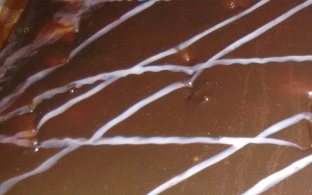 Bolo de cenoura com calda de chocolate