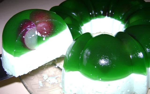 Gelatina de limão com uva