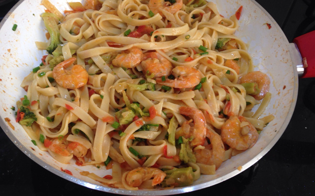 Macarronada com camarão e brócolis