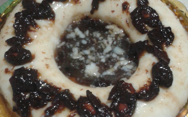 Manjar branco com calda de ameixa preta