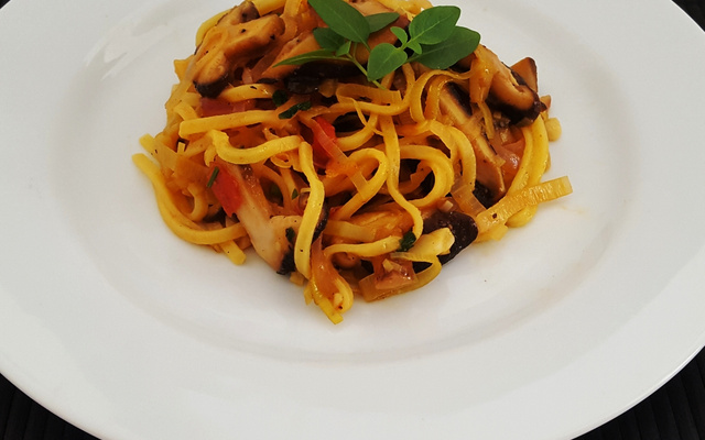 Talharim ao molho de shitake e alho poró