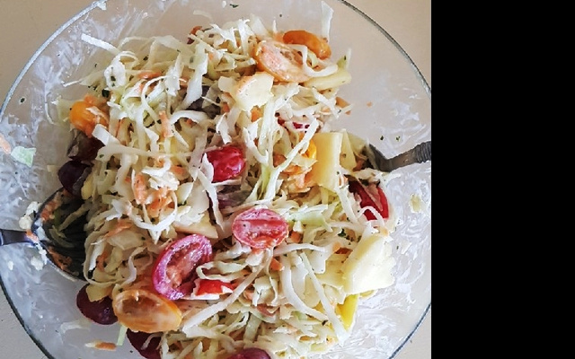 Salada de repolho com abacaxi
