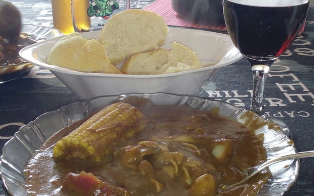 Sopa de feijão com macarrão e legumes