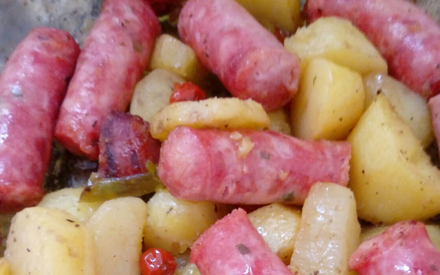 Liguiça ao forno com batatas gratinadas