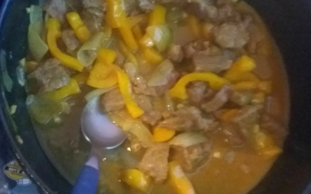 Chuleta em tiras ao molho de laranja