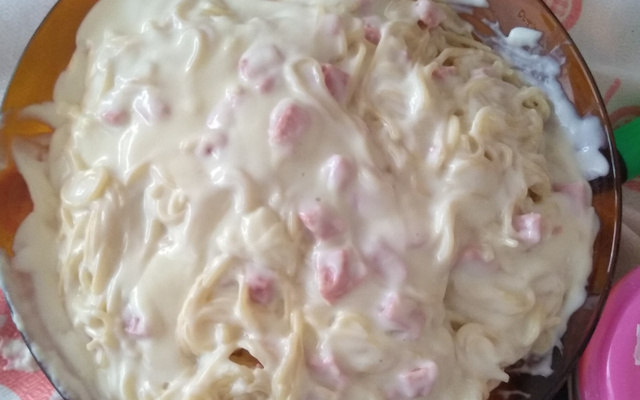 Macarrão com presunto e molho branco