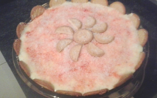 Pavê com bolacha piraquê de morango