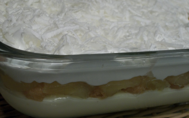 Pavê de abacaxi com marshmallow e coco fresco