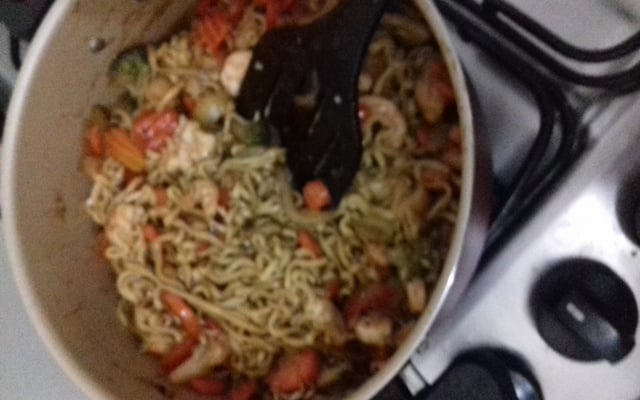 Yakisoba de camarão do Lorenzo