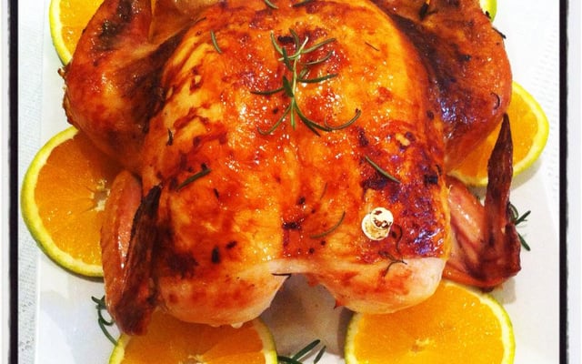 Frango assado recheado com farofa fácil