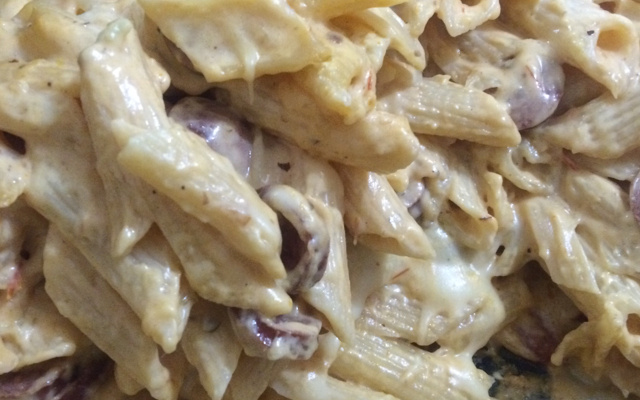 Penne com tirinhas de calabresa defumada ao molho branco e vermelho