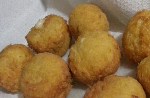 Bolinho de arroz com pernil desfiado